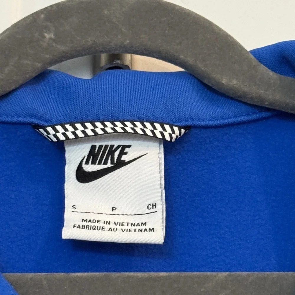 Nike Kids Blue and Navy Jacket zipper Nike logo on back! Boys size small